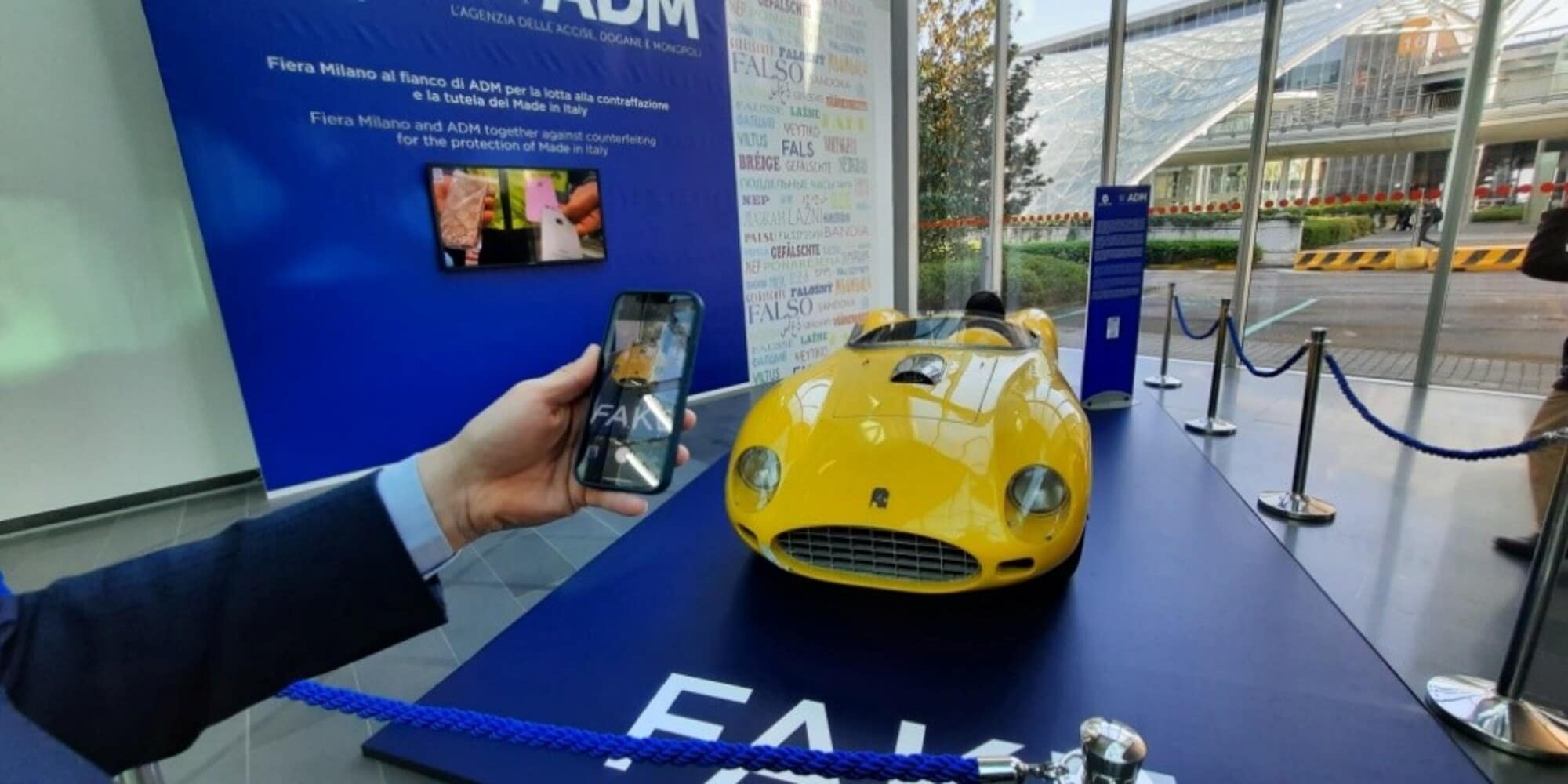 Mettono una Ferrari Dino in mostra… ma è contraffatta!