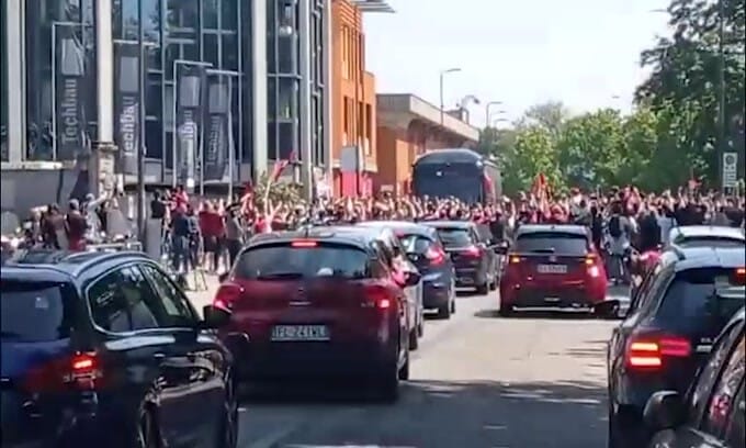 Milan, l'entusiasmo di San Siro all'arrivo del pullman