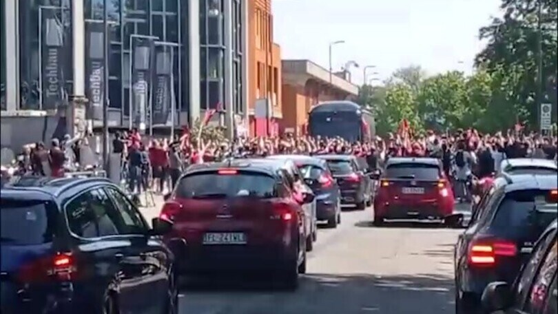 Milan, l'entusiasmo di San Siro all'arrivo del pullman