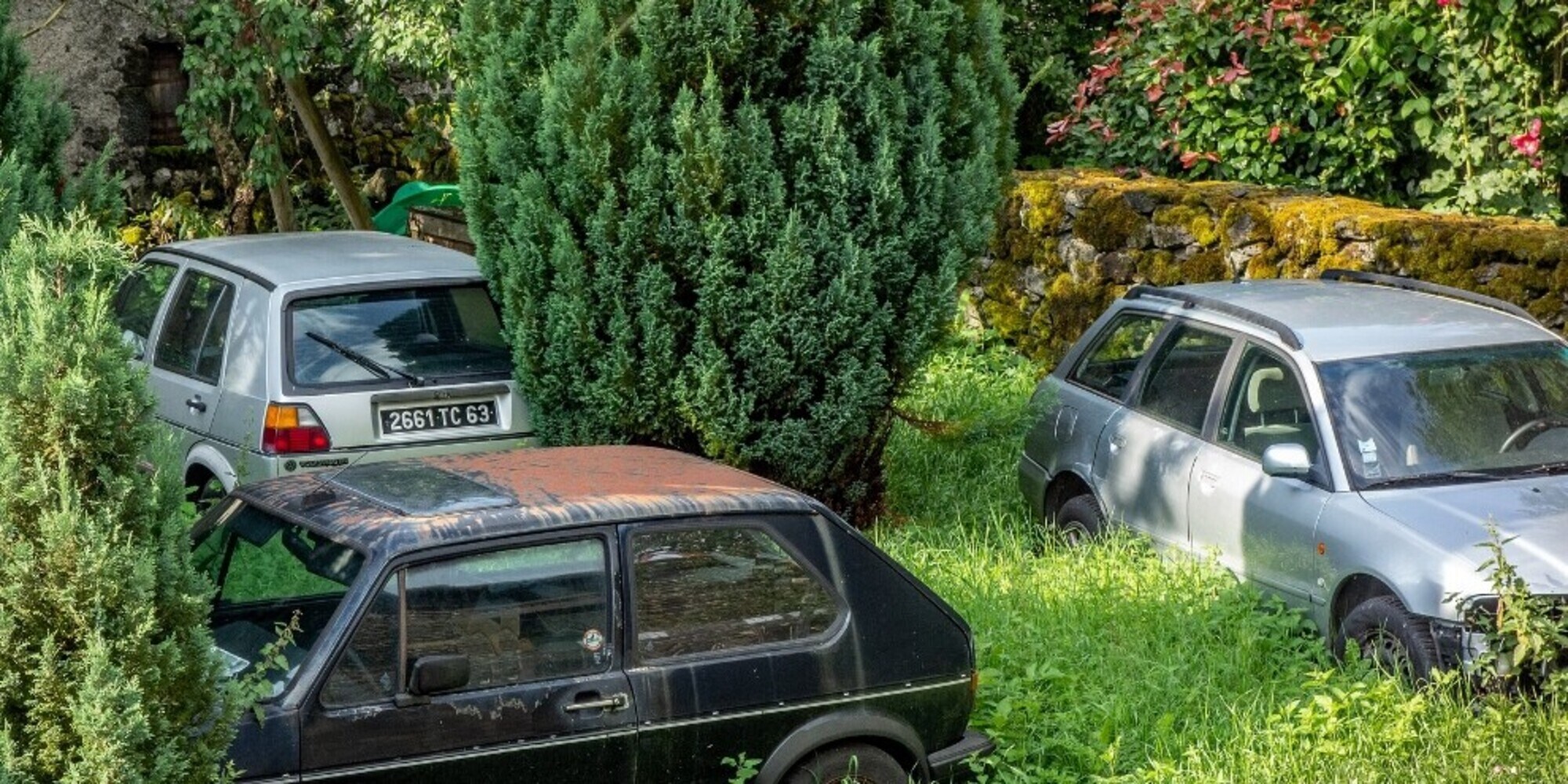 Abbandonate 12 auto in un’area privata: multe per 20mila euro
