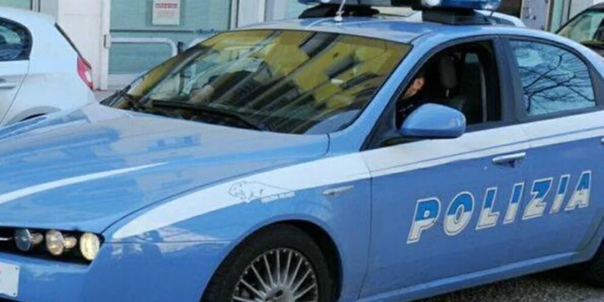 Inseguimento shock: fugge all'alt in contromano a 160 km/h con i bimbi a bordo