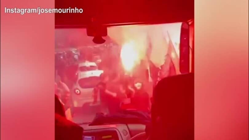 L'inferno giallorosso ripreso dall'interno del pullman: il video di Mou