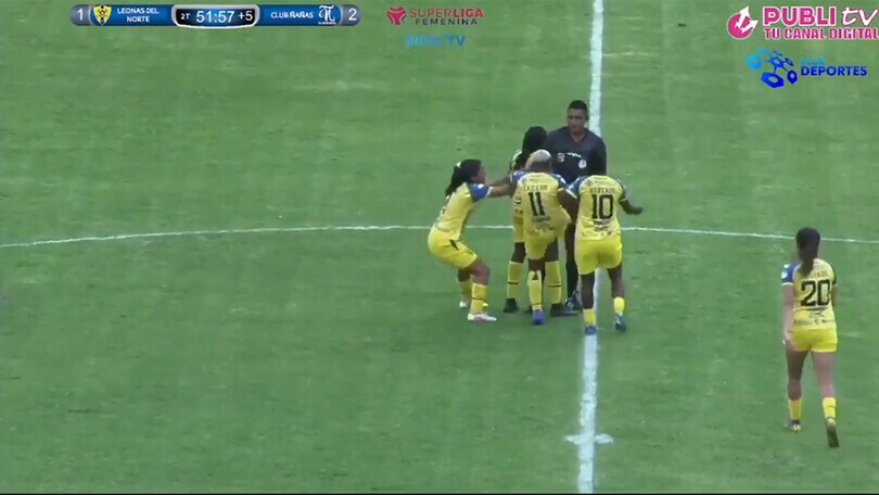 Clamoroso! Espulsa prende arbitro a calci nelle parti basse