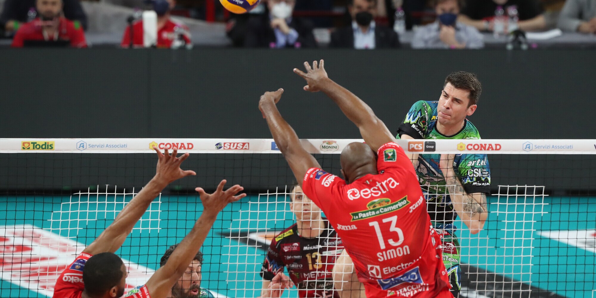Perugia accorcia le distanze, superata Civitanova in quattro set