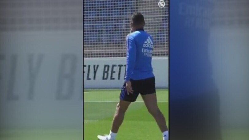 Casemiro, gol in allenamento senza guardare la porta