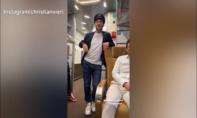 Ferrara, Vieri e Totti: lo sketch sul treno è da ridere!