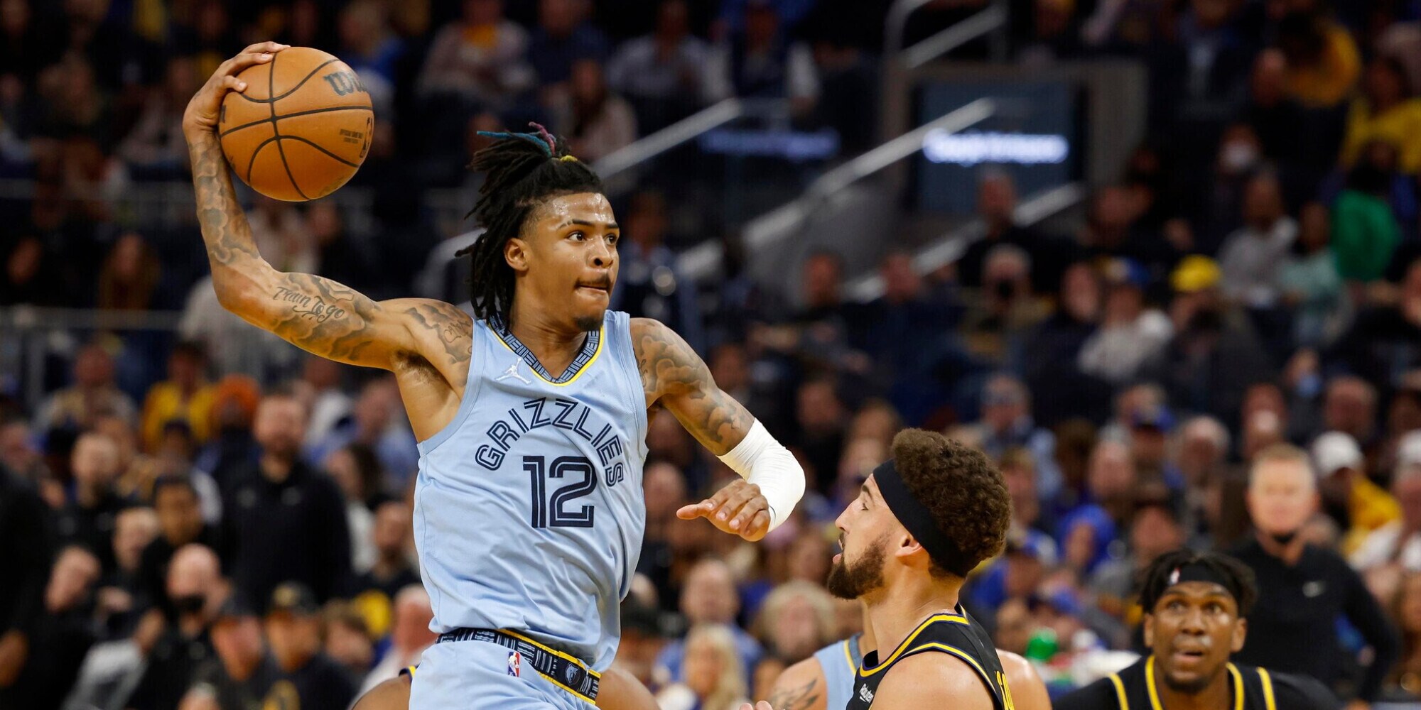 Ja Morant ko, trauma al ginocchio destro: playoff a rischio