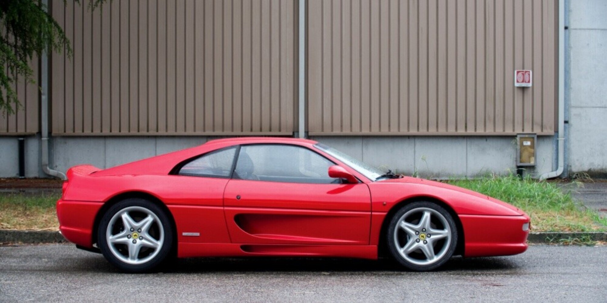 Per 25 anni finge che gli abbiano rubato la Ferrari: denunciato