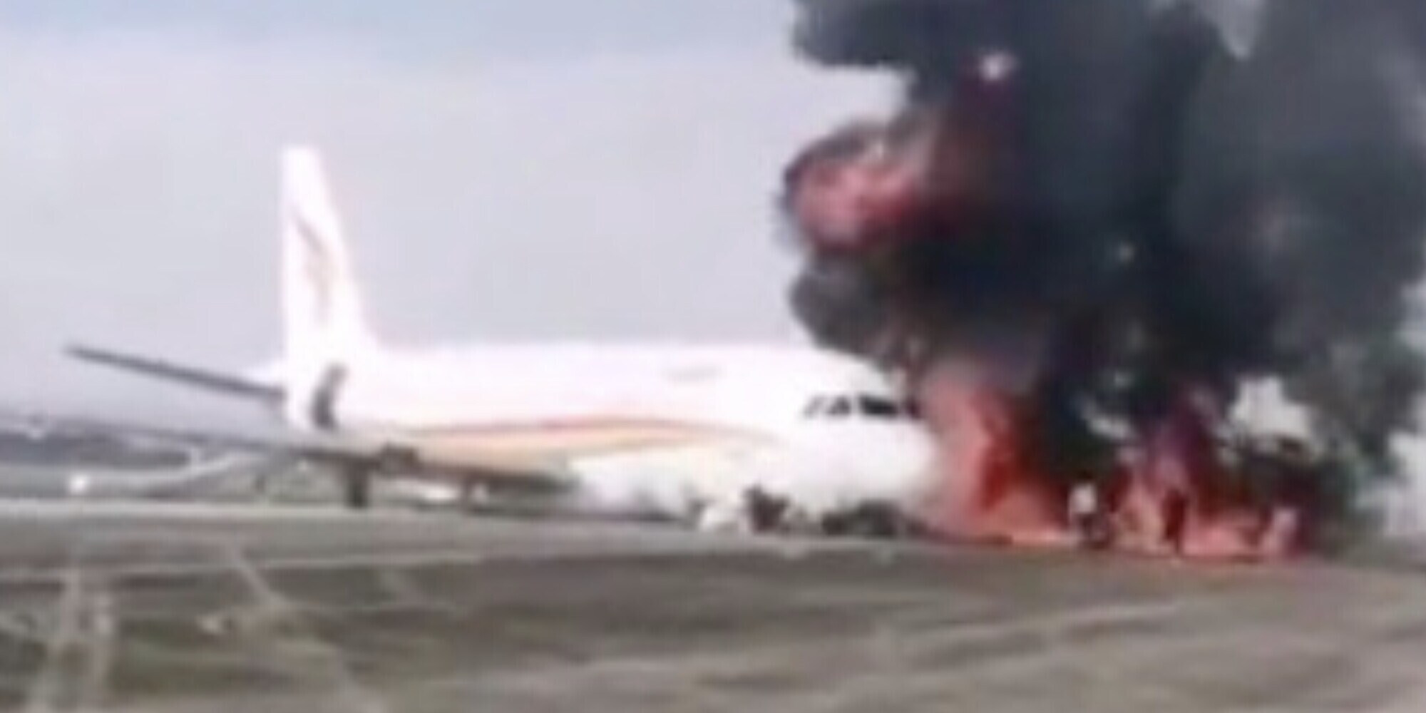 Paura in Cina, aereo esce di pista e prende fuoco: ci sono feriti