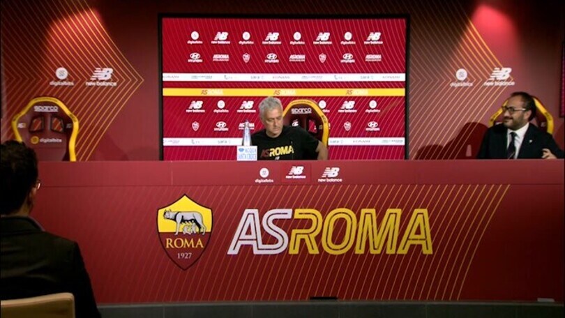 Mourinho domanda: "Questa bottiglia deve rimanere qua? É alta.."