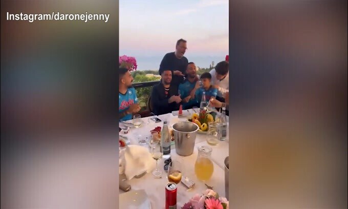 Napoli, Insigne si scatena al ristorante