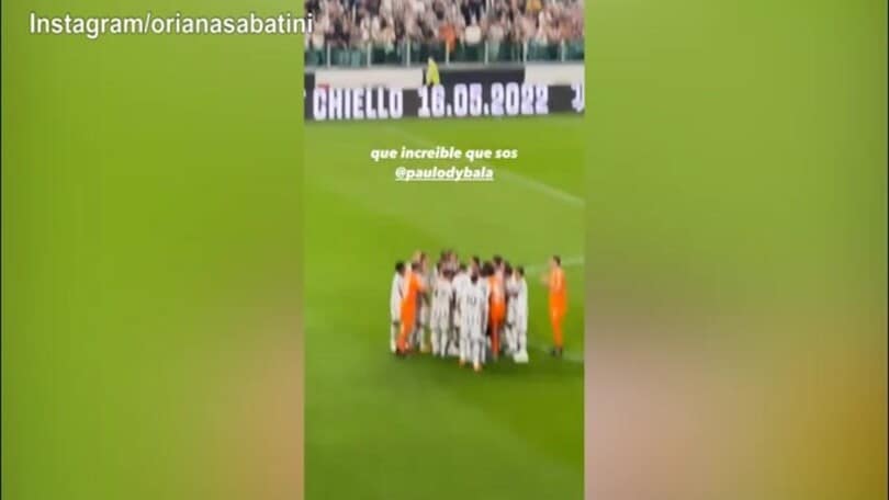 La squadra omaggia Dybala, l'argentino piange sotto la curva