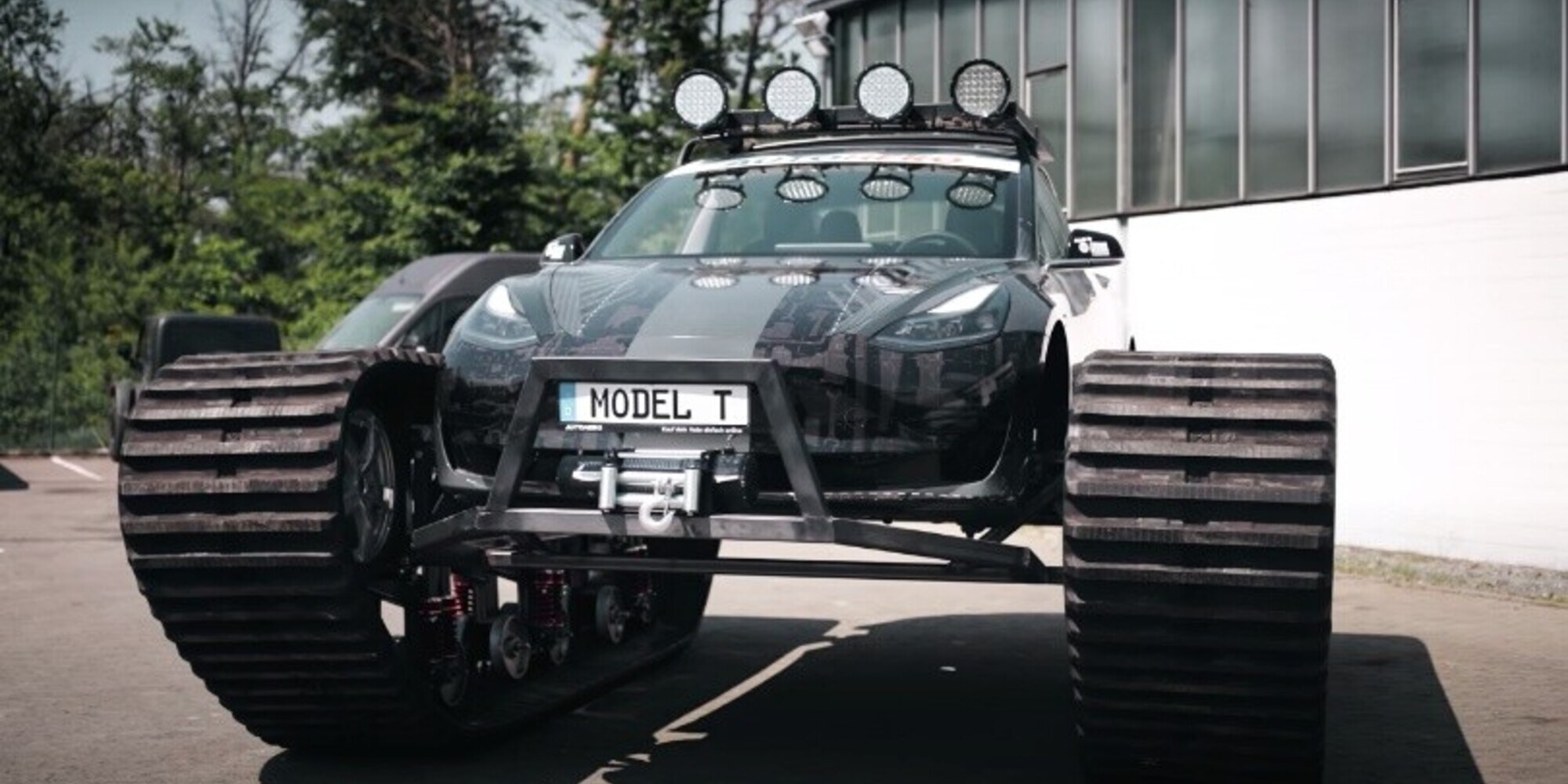 Un carro armato da 6 tonnellate, ma in realtà è una Tesla!