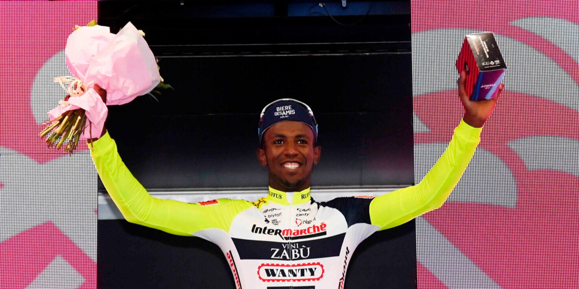 Girmay vince a Jesi: è nella storia del Giro d'Italia