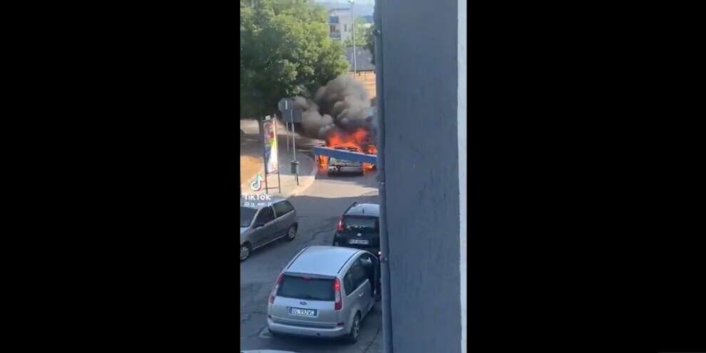 L'auto incendiata in marcia a Manfredonia