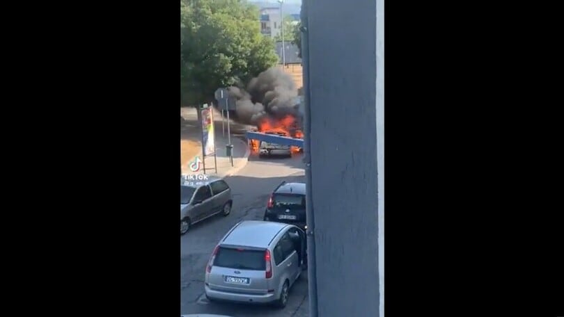 L'auto incendiata in marcia a Manfredonia