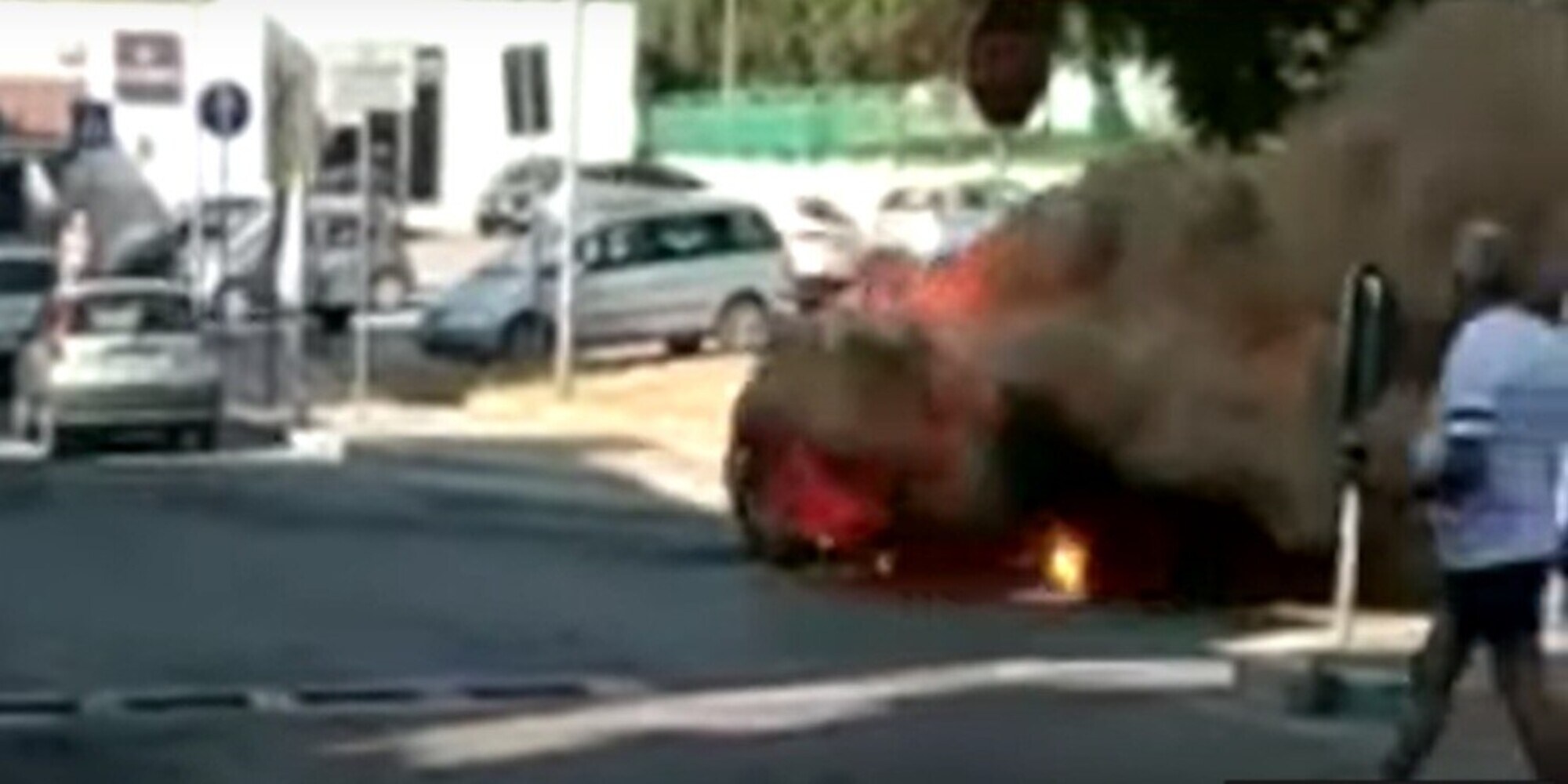 Manfredonia, auto in fiamme: paura in strada e video virale sui social