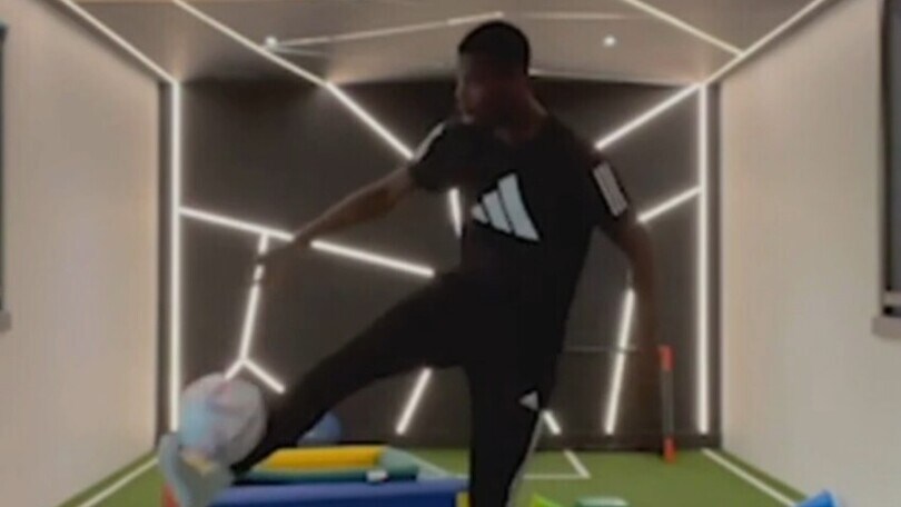 Pogba palleggia in maglia bianconera... indizio di mercato?
