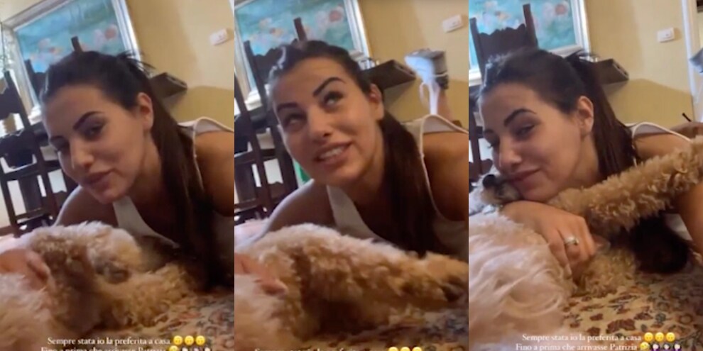 Carolina Stramare domanda al cane: "Chi preferisci?"