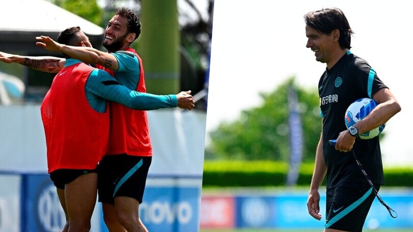 Inter, clima disteso alla Pinetina: i sorrisi di Calhanoglu e Inzaghi