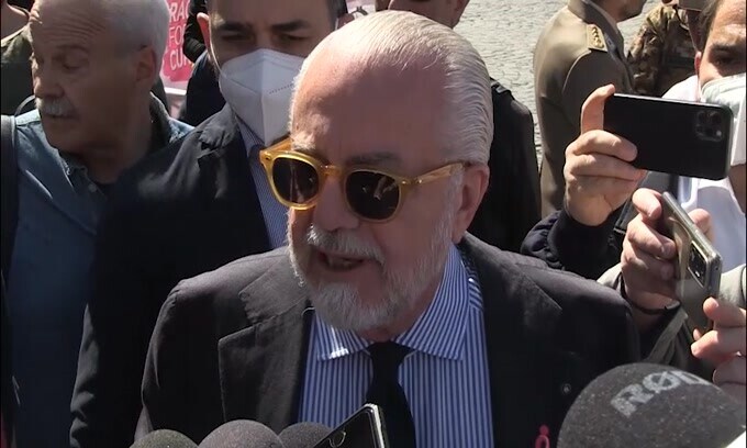 De Laurentiis: "Osimhen? É sempre a mezzo servizio..."