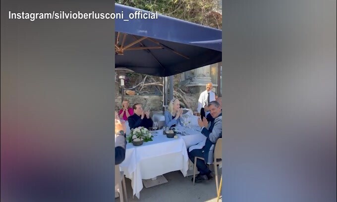 Berlusconi a Napoli in versione cantante