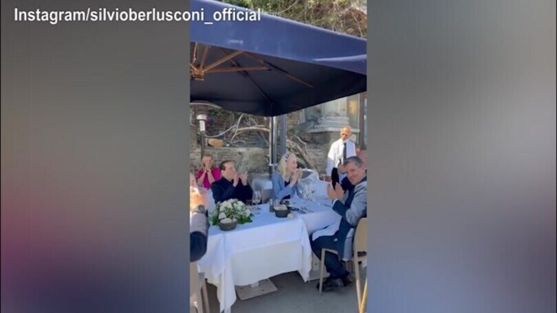Berlusconi a Napoli in versione cantante
