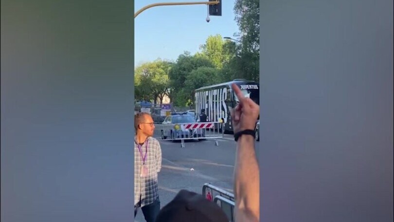 L’arrivo del pullman della Juve tra fischi e insulti