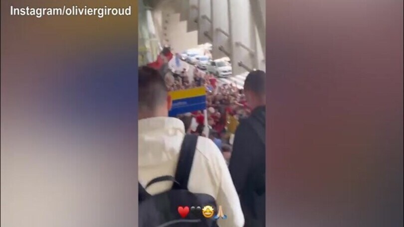 Milan, accoglienza strepitosa a Reggio Emilia: Giroud filma tutto