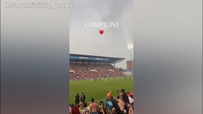 La fidanzata di Tonali al Mapei Stadium esulta per lo Scudetto