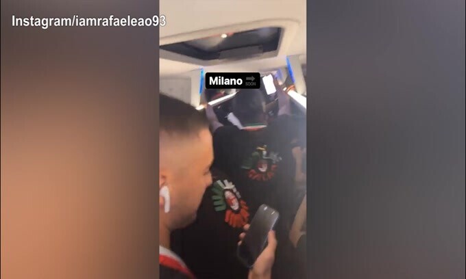 Tomori e Leao, la festa prosegue sul bus