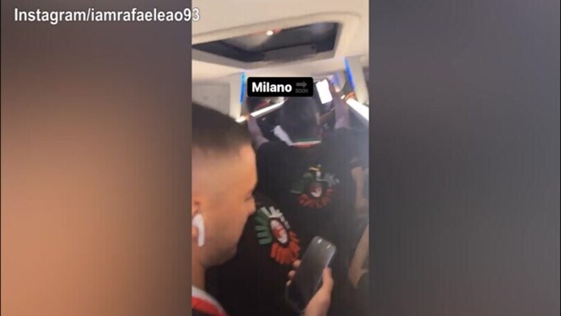Tomori e Leao, la festa prosegue sul bus