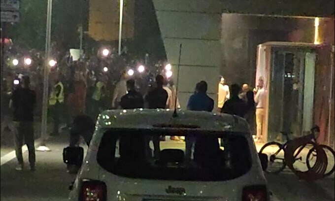 Ibra scende con la Coppa in mano: è delirio tra i tifosi