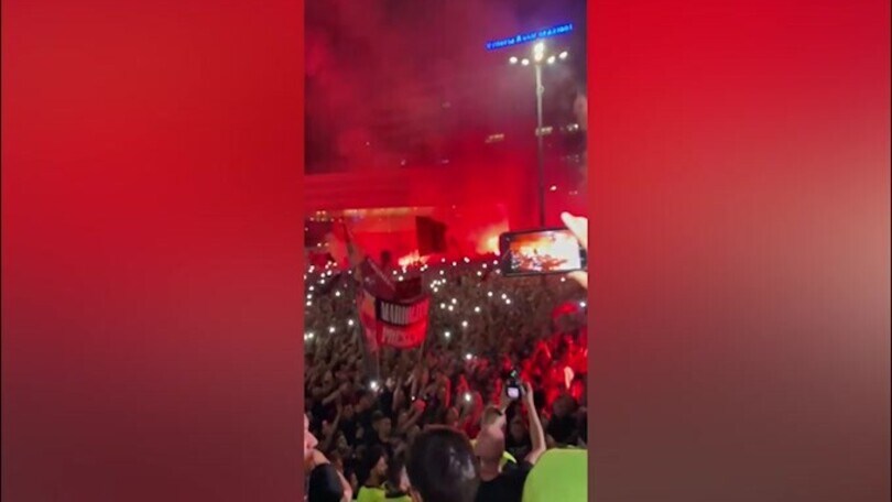 Milan, abbraccio con i tifosi: Pioli scatenato