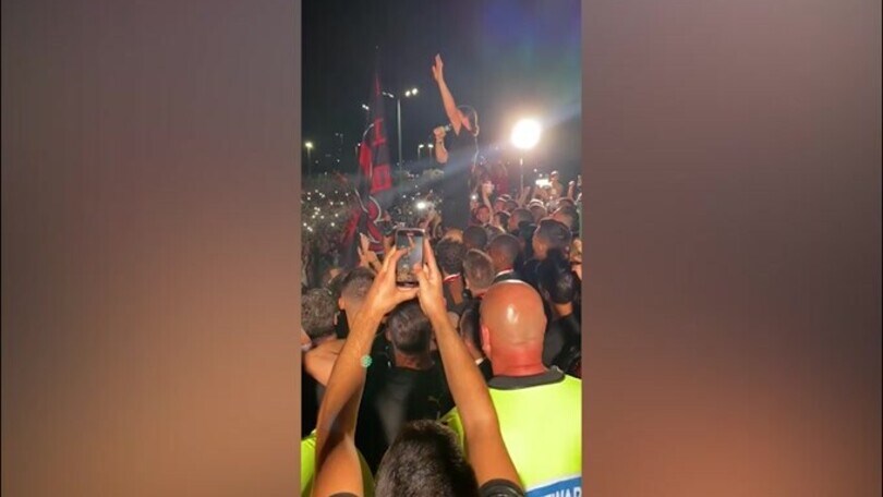 La folla rossonera "scaldata" da Ibra: "Senza di voi..."