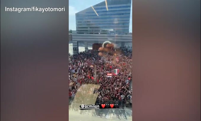 Milan, Tomori osserva la folla rossonera dall'alto