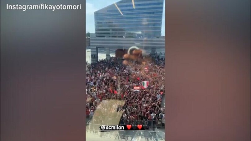 Milan, Tomori osserva la folla rossonera dall'alto