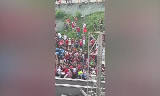 Milan, il pullman lascia la sede: che tifo!
