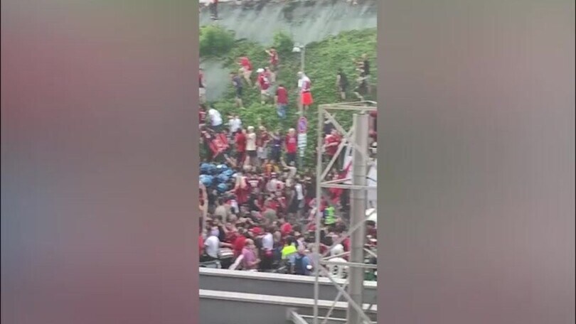 Milan, il pullman lascia la sede: che tifo!
