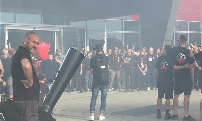 Milan, l'uscita trionfale dei giocatori rossoneri