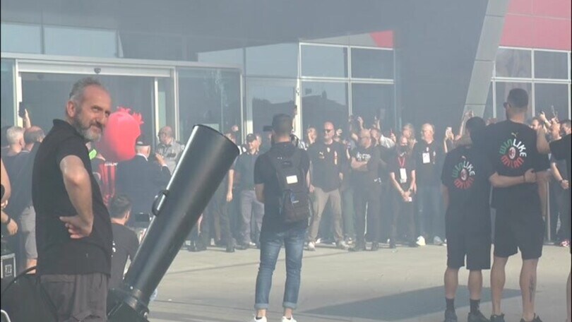 Milan, l'uscita trionfale dei giocatori rossoneri