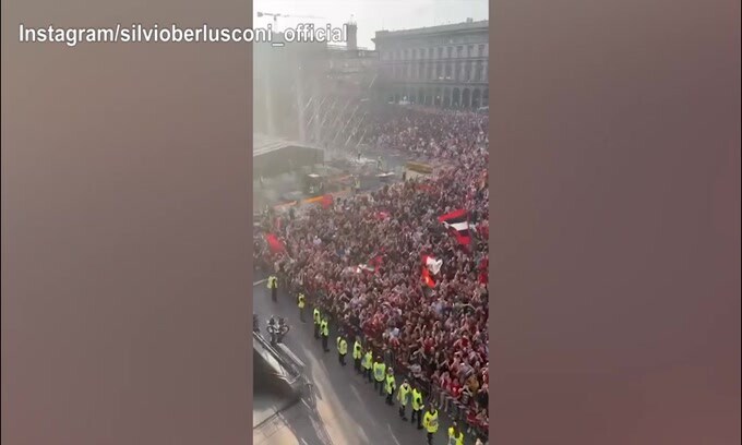 Milan: Berlusconi si affaccia e viene acclamato