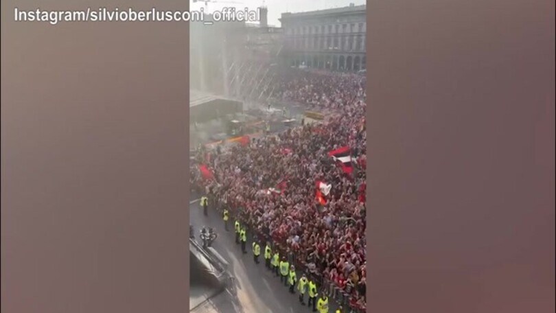 Milan: Berlusconi si affaccia e viene acclamato