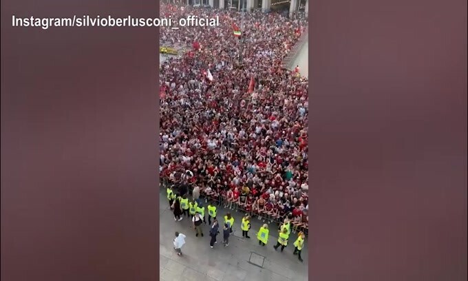Berlusconi e Galliani saltano al coro "Chi non salta nerazzurro è"