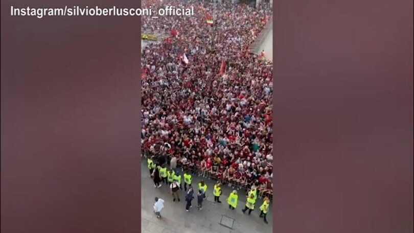 Berlusconi e Galliani saltano al coro "Chi non salta nerazzurro è"