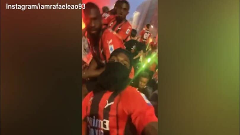 Milan, Tomori e Leao show sul pullman