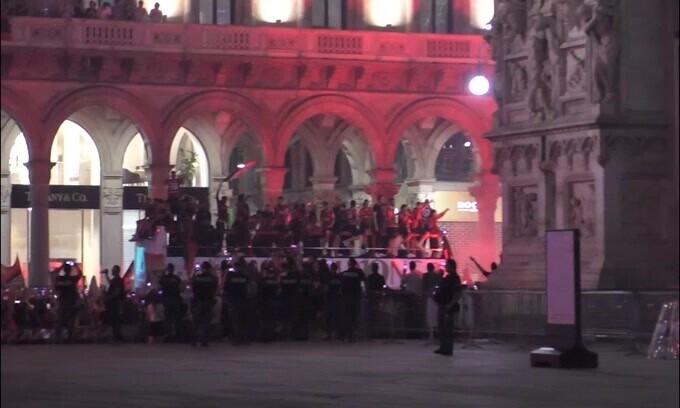Dalla Terrazza del Novecento il Milan mostra lo Scudetto