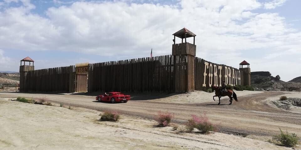 Ferrari, quante Rosse in sfilata nel deserto spagnolo