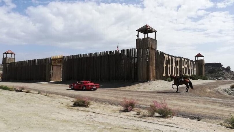 Ferrari, quante Rosse in sfilata nel deserto spagnolo