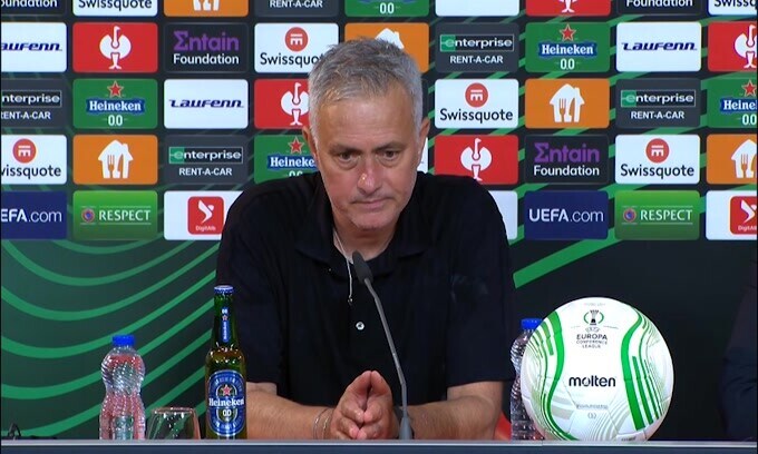 Conferenza di Mourinho interrotta dalla squadra!